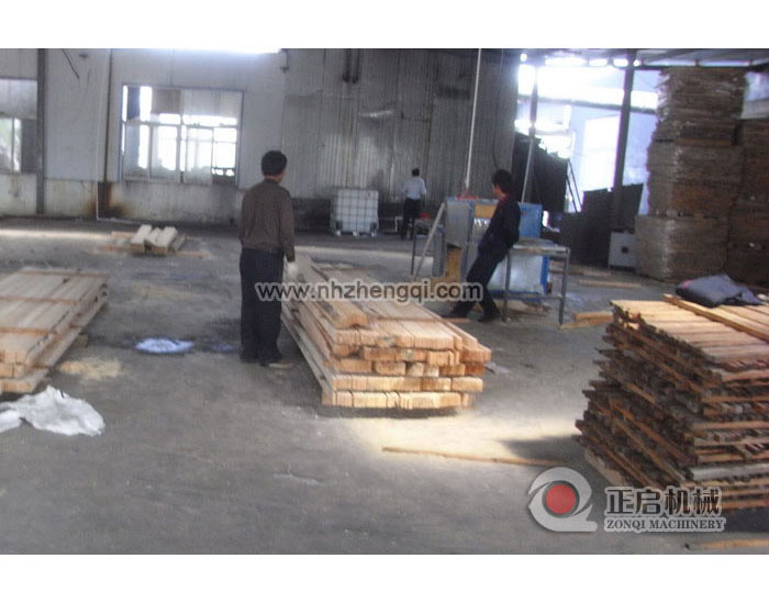 江蘇淮安市盯眙縣鋸進(jìn)口木加工現(xiàn)場15機(jī)